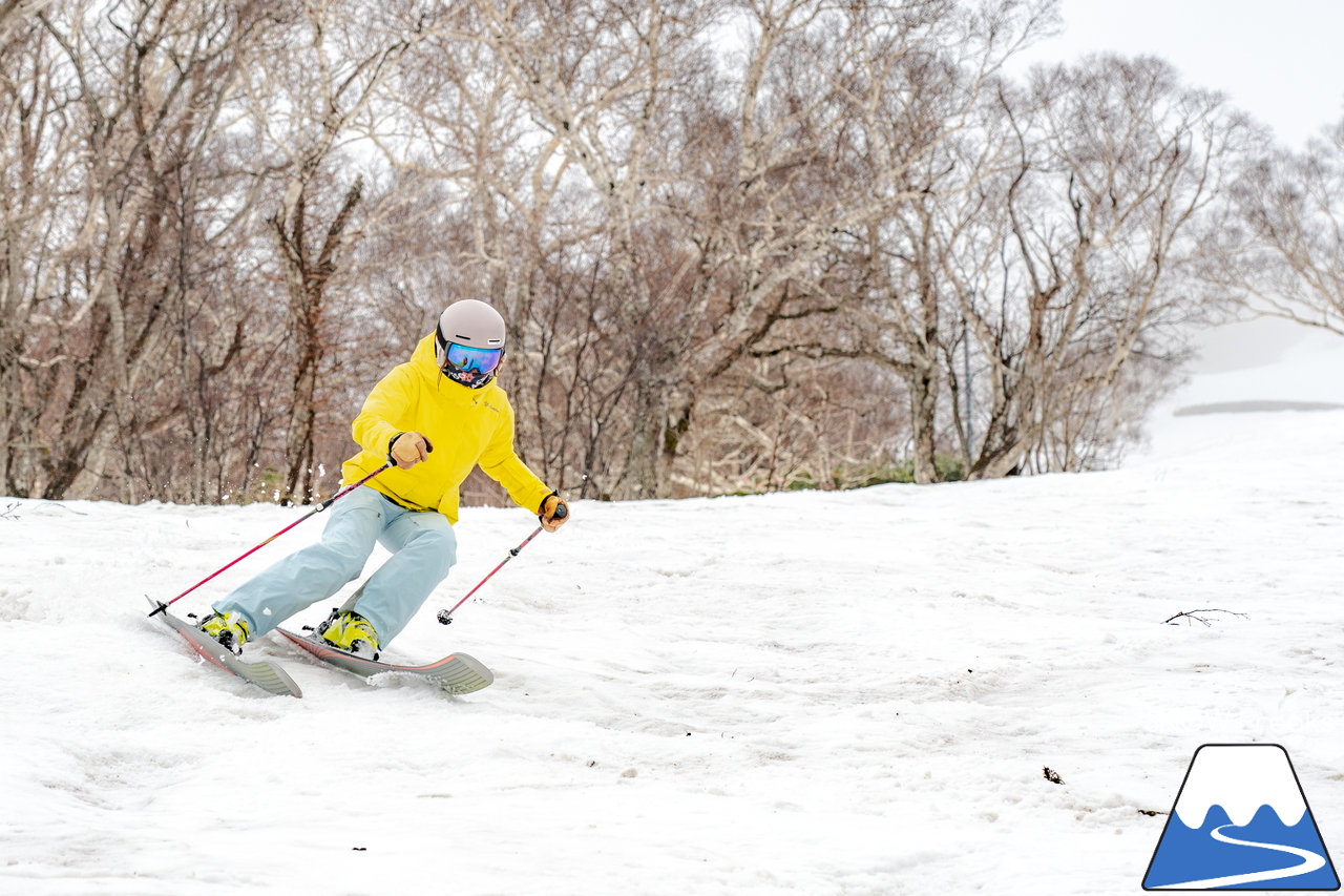 5月になっても雪たっぷり。山頂から山麓まで滑走可能なニセコアンヌプリ国際スキー場のゲレンデを、秋山穂香さんとひと滑り(^^)/